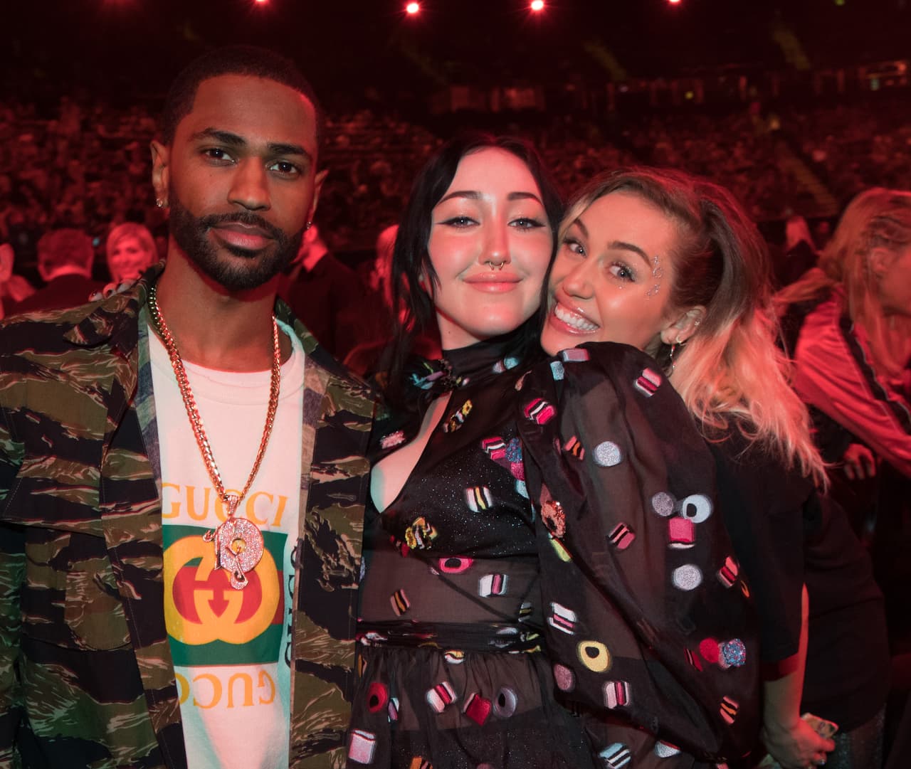 Es la hermana menor de Miley, y al igual que ella se convirtió en cantante.