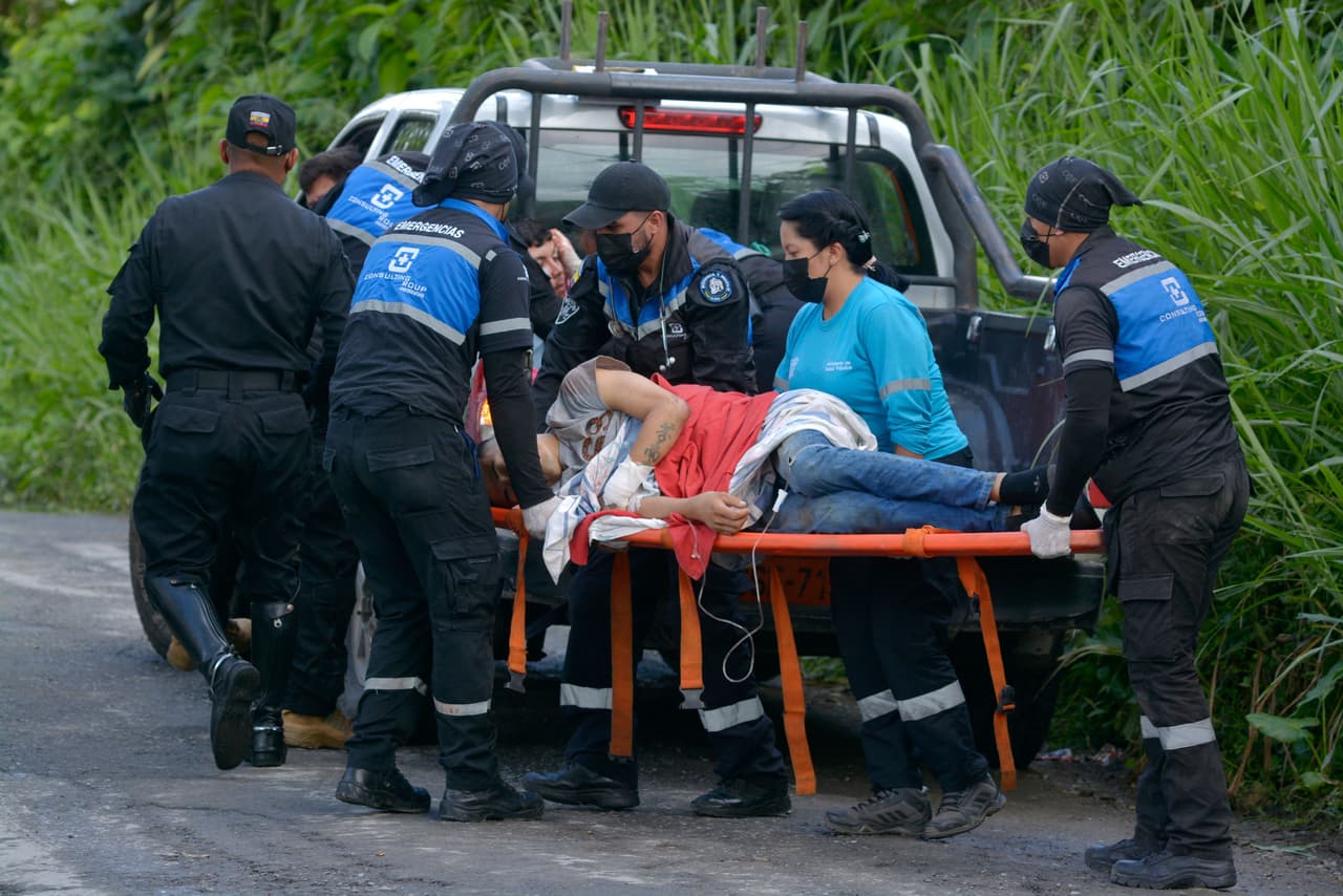 Durante este fatídico incidente, algunos reclusos 
<b>agitaron una bandera blanca y otros una tela en la que con letras rojas decía "saquen a los de máxima"</b>, el pabellón donde están los presos considerados más peligrosos y desde donde se originó el enfrentamiento. 
<br>