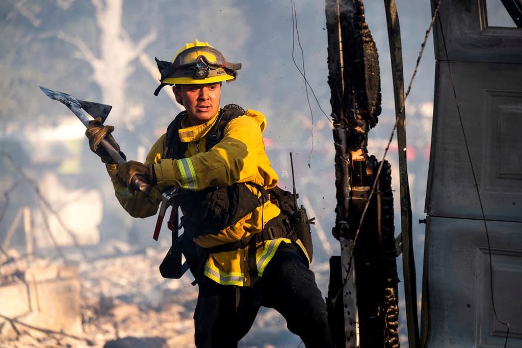 Las condiciones climáticas han dificultado los esfuerzos de extinción y la asistencia a los evacuados.