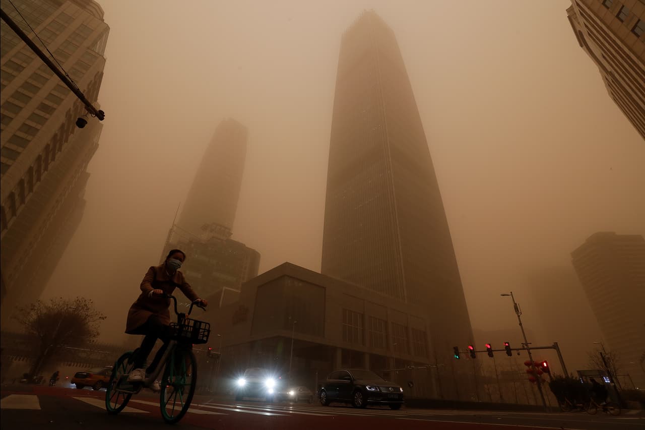 La calidad del aire en Beijing ya era mala debido a los altos niveles de contaminación. Cuando golpeó la tormenta de arena, la calidad del aire de la ciudad se desplomó a niveles peligrosos, según el Índice Mundial de Calidad del Aire.