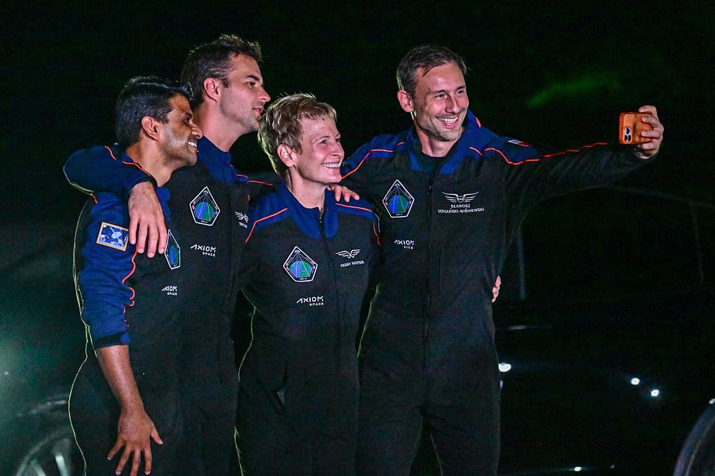 <b>Retrasos por seguridad: </b>La misión se postergó por fugas en el cohete Falcon de SpaceX y por problemas en el módulo ruso de la estación. También influyó el rescate adelantado de dos astronautas de la NASA.