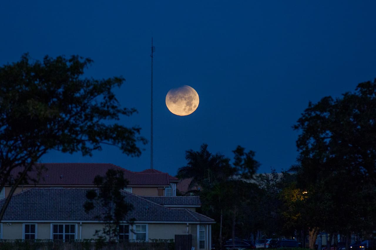 Aunque en el este de EEUU el fenómeno se vio menos, hubo quienes disfrutaron parte del espectáculo astronómico y hasta lo retrataron. Así se vio desde un suburbio del oeste de Miami. Miami, Florida.