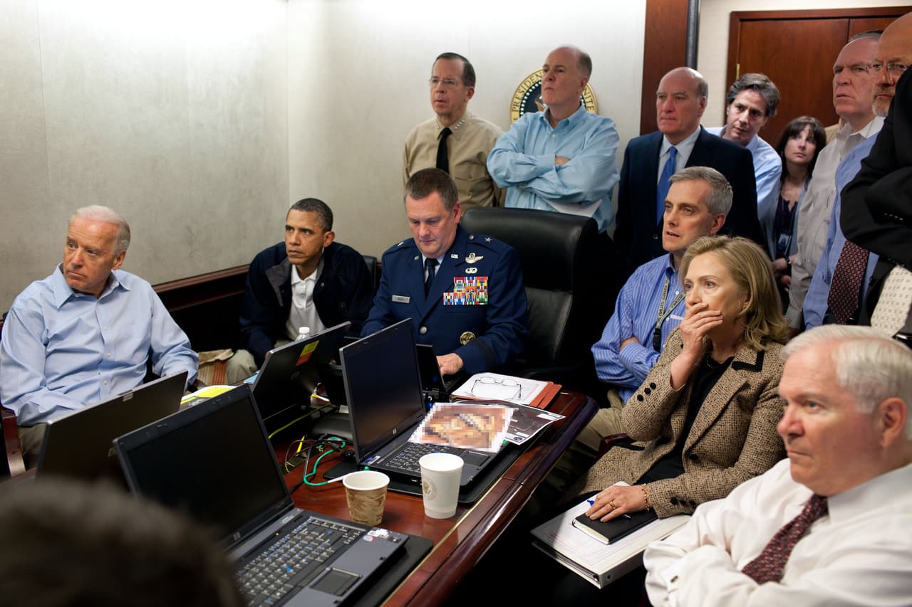 Esta imagen del 1 de mayo de 2001 muestra uno de los momentos más tensos en la administración Obama, cuando el presidente dirigía la misión que mató a Osama Bin Laden desde la Casa Blanca. Junto a él estaban el vicepresidente Biden, la secretaria de Estado Clinton, y otras autoridades civiles y militares.
<br>