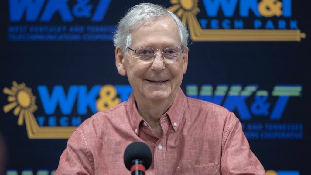 Mitch McConnell se paraliza nuevamente frente a los micrófonos en un evento en Kentucky