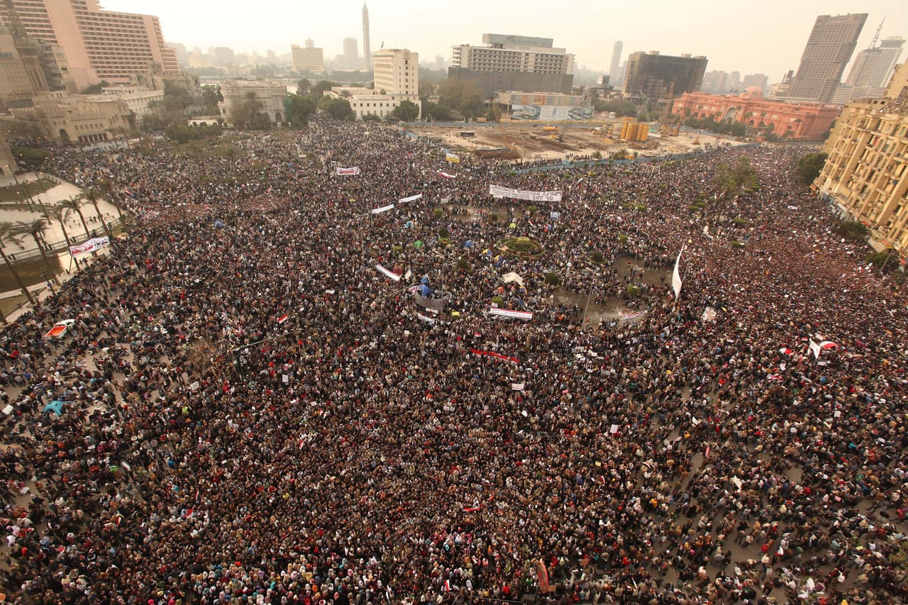 <b>La Primavera Árabe:</b> Este movimiento surgió en 2010 y durante 3 años sacudió a los regímenes totalitarios de la zona. Manifestaciones multitudinarias y revoluciones clamaban por reformas democráticas y derechos sociales. Los protestas, iniciadas en Siria, se extendieron rápidamente y provocaron la caída de los gobiernos de Egipto, Yemen, Túnez y Libia y fue el detonante de la guerra civil en Siria que aún no termina.