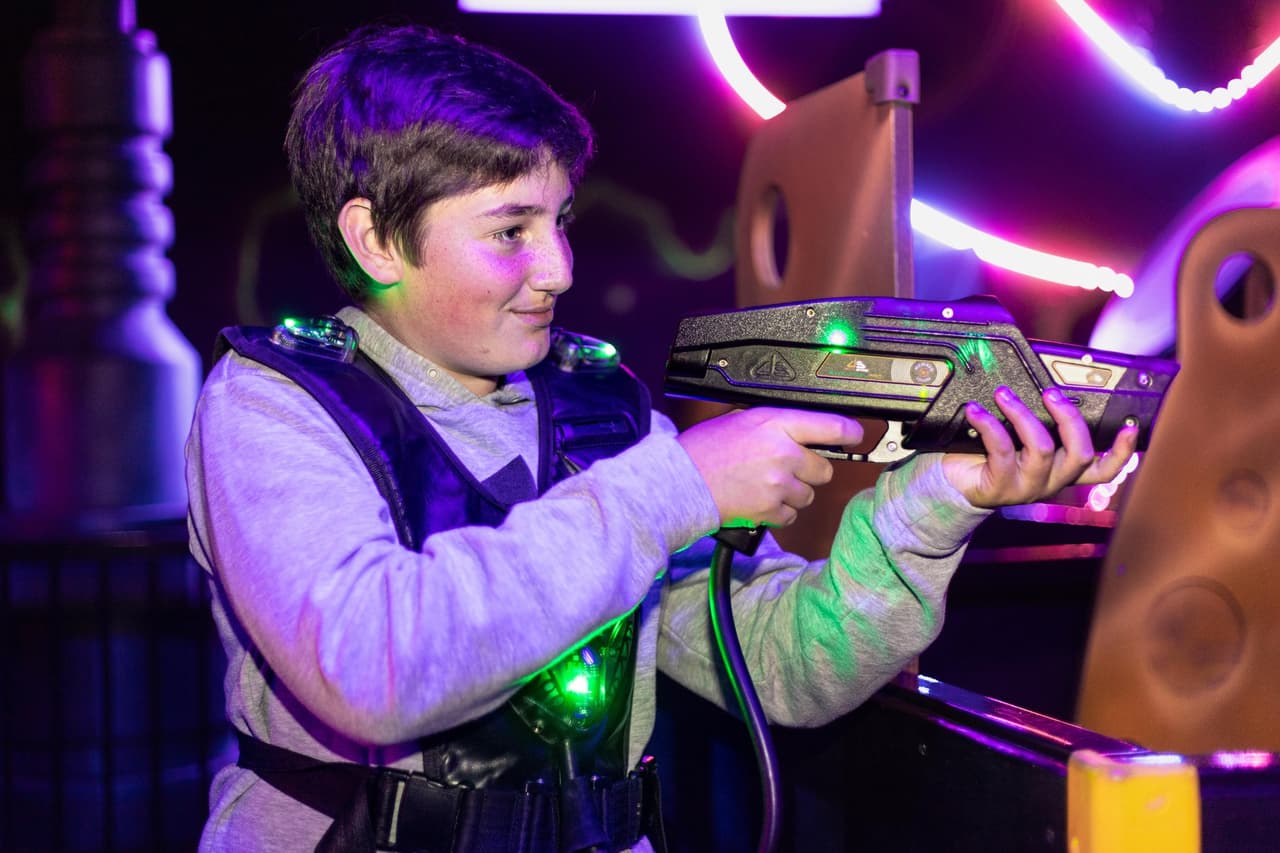 <b>Laser Tag</b>
<br>Muestra tus habilidades en el área de laser tag de dos pisos y 4,000 pies cuadrados, que cuenta con un campo de batalla de luz negra de alta tecnología.