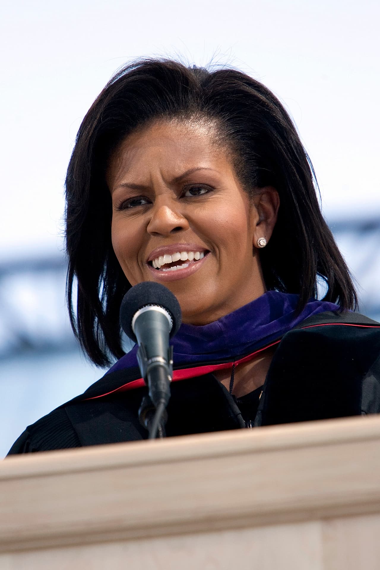 Ya como primera dama en 2009, pronunció un discurso a generación de graduados de la 
<a href="http://www.ucmerced.edu/">Universidad de California, Merced.</a> Ahí 
<b>lució la piel con una base ligera y un toque de blush</b>. 
<b>En los ojos el maquillaje es mínimo y no se ve rastro alguno de máscara de pestañas. En los labios lleva un tono rosa,</b> uno de sus favoritos.