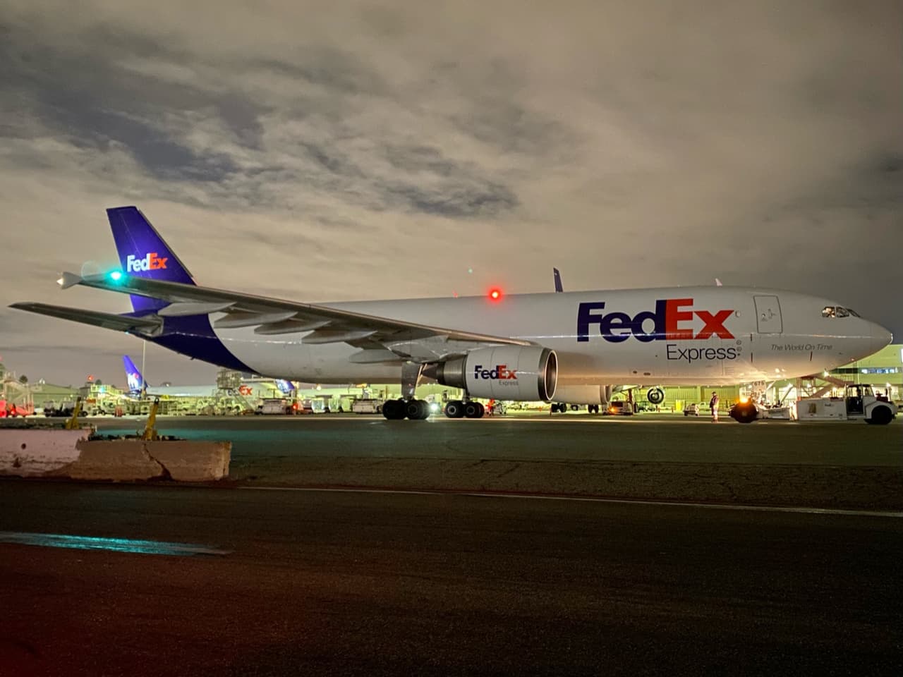 El cargamento con las vacunas destinadas para California llegó la noche del domingo al aeropuerto internacional de Los Ángeles, desde donde será enviado a todo el estado. "Es un gran hito para la ciencia, nuestro país y nuestra comunidad", escribieron las autoridades de la terminal aérea en su cuenta de Twitter.