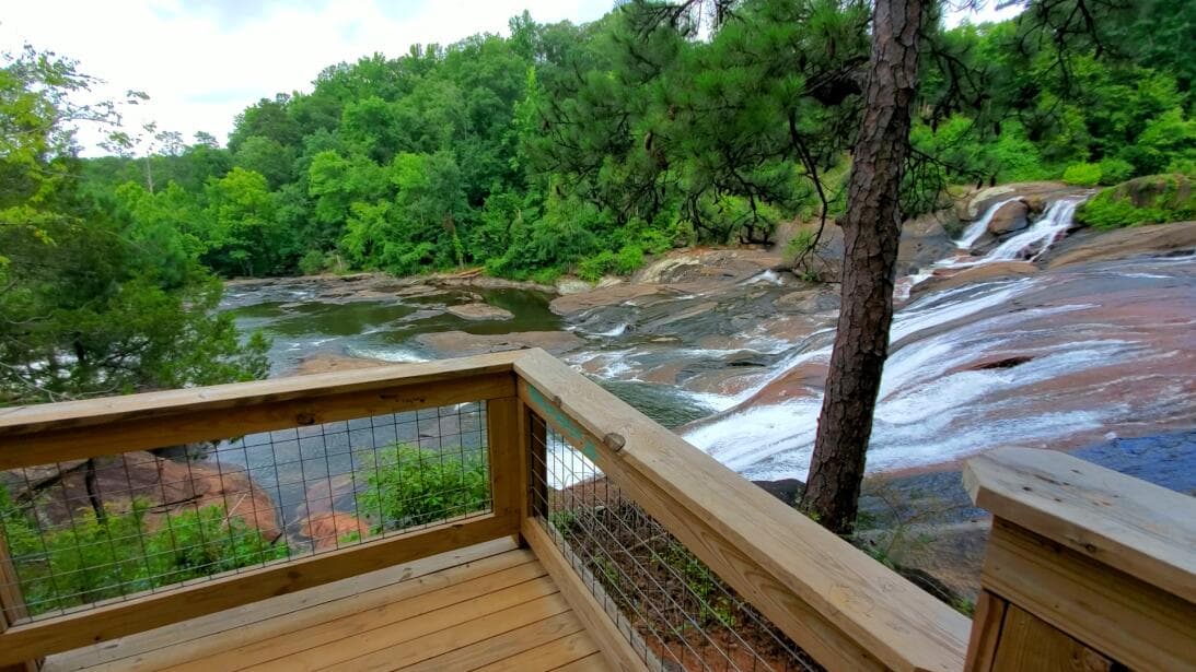 El más popular te lleva a la orilla de la cascada y podrás llegar hasta su base. Este sendero es de los más pintorescos y podrás apreciar la caída de agua en todo su esplendor.
