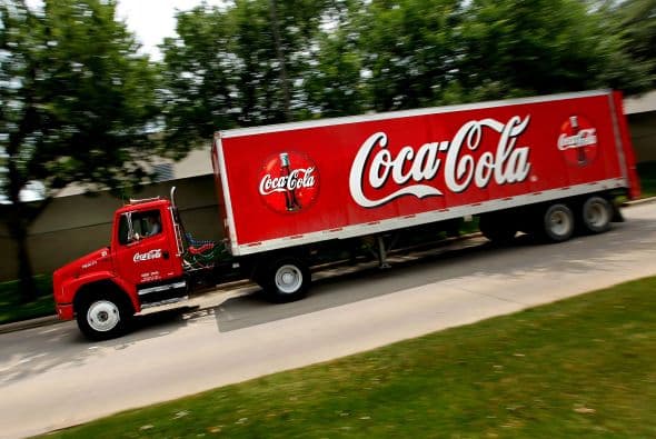 El productor estadounidense de bebidas sin alcohol superó las expectativas en 2011 pese a una baja de 27% de su beneficio neto, a $8,600 millones, debido a un efecto de base desfavorable vinculado a la compra de su principal embotelladora, informó la agencia AFP.