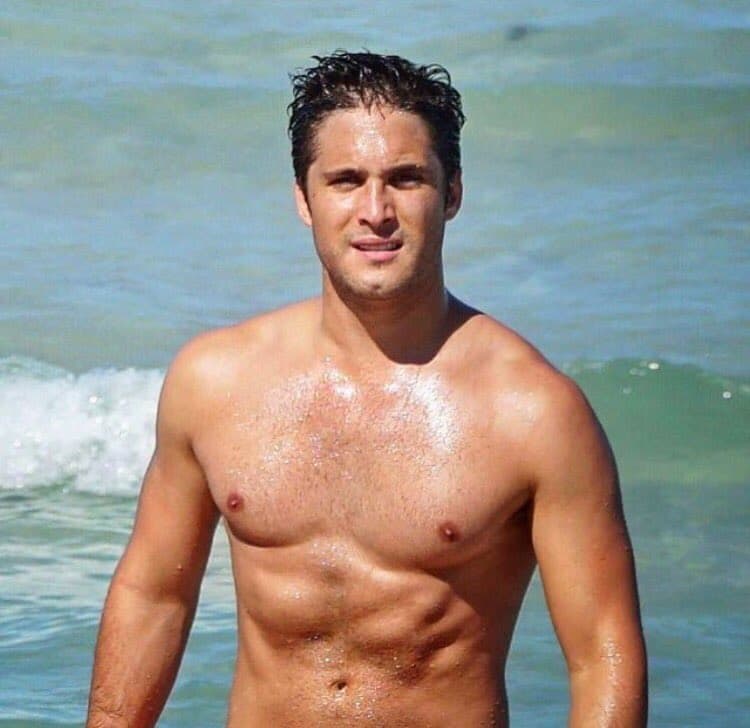<b><a href="http://www.univision.com/temas/diego-boneta">Diego</a></b> sigue provocando suspiros en televisión, participó en la película 'The Titan' y más recientemente encarnó a Luis Miguel en su serie biográfica.