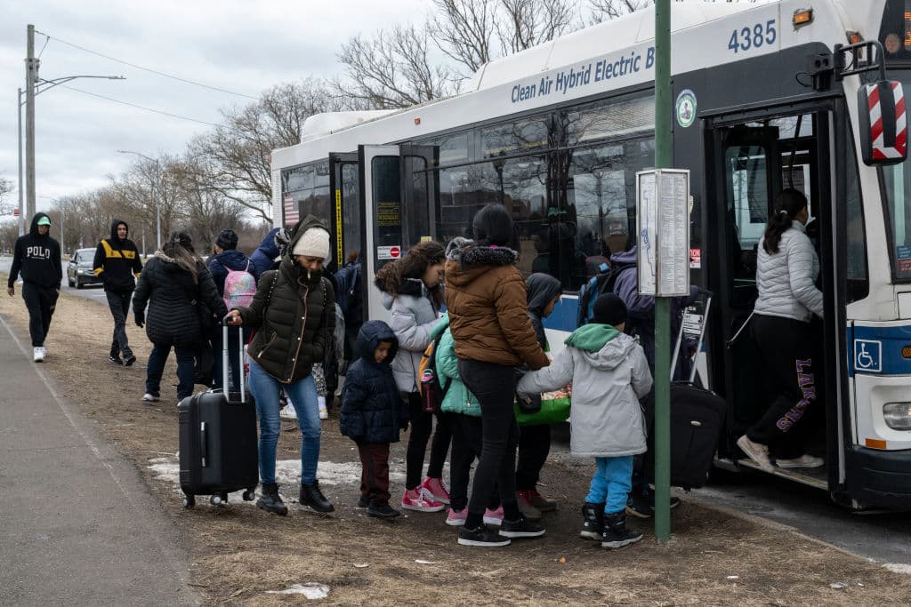 Nueva York mantiene 210 albergues que atienden a más de 57,000 migrantes.