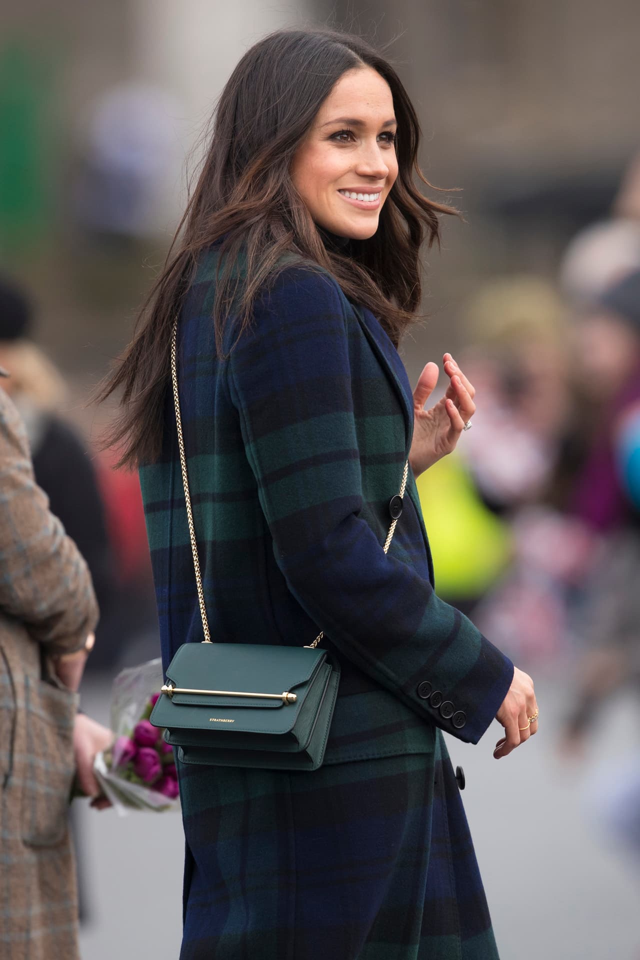 <b>13 de febrero, 2018</b>
<br>Sin duda el tema que llamó la atención fue el diminuto bolso Strathberry atravesado en el torso, otro de las declaraciones de estilo de Meghan hasta el momento.