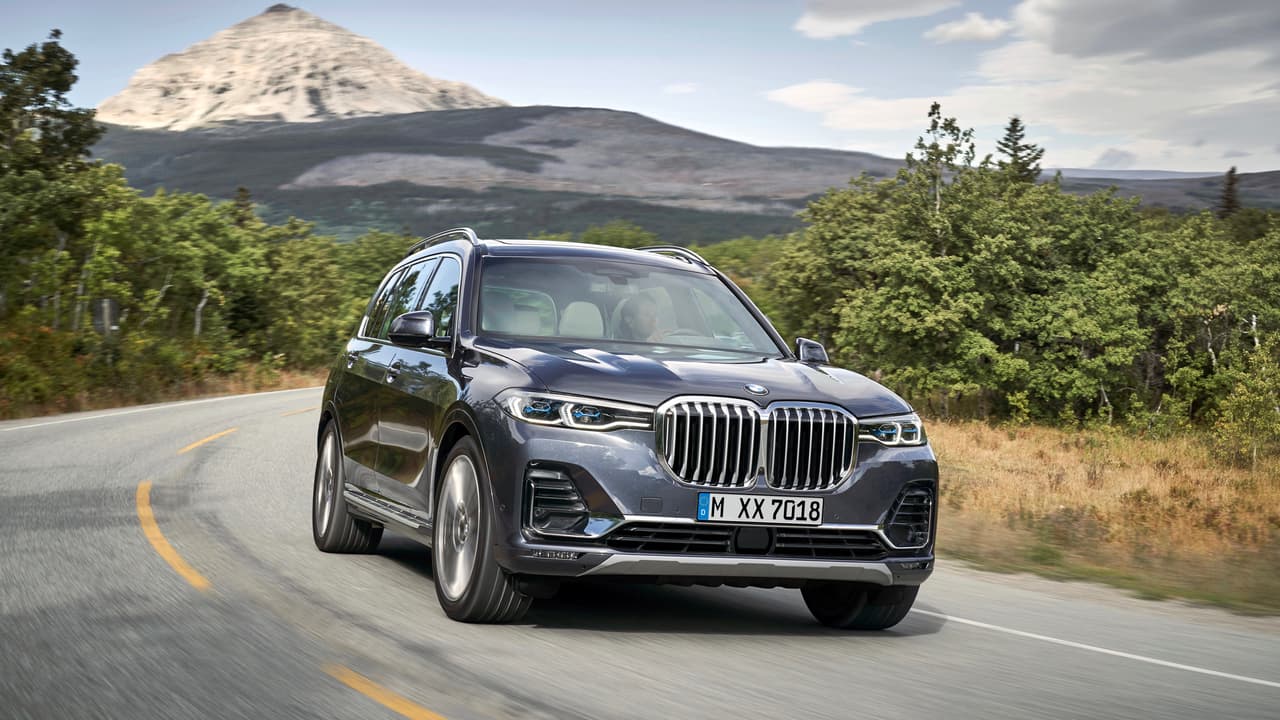 Finalmente y luego de años de espera, en los que sus competidores han presentado varias generaciones de camionetas tamaño familiar, BMW reveló su primera camioneta 
<i>fullsize</i> , la cual será conocida como 
<b>BMW X7</b>. Su primera edición será considerada como modelo 2020.