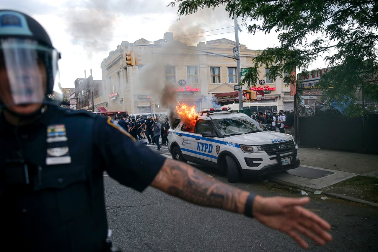 Arrestan a decenas de personas en el tercer día consecutivo de protestas en NYC por la muerte de George Floyd