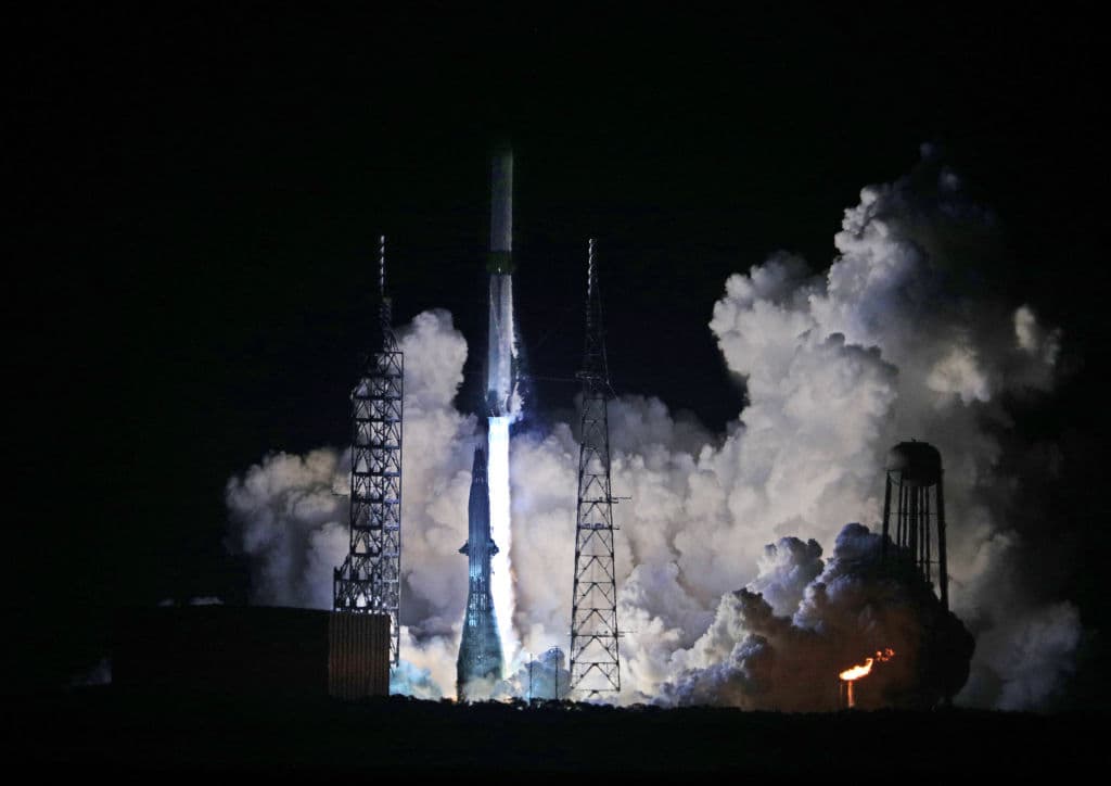 El objetivo principal del vuelo fue probar el cohete enviando un satélite prototipo a la órbita terrestre.