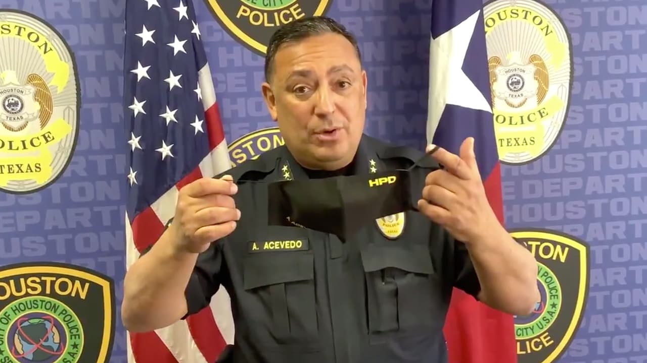 Arturo Acevedo, jefe del departamento de policía de Houston (HPD), recordó a la comunidad que los negocios tienen el derecho a requerir el uso de la mascarilla, aunque el gobernador Abbott haya cancelado la orden de su uso.