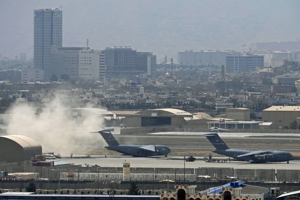 El presidente 
<a href="https://www.whitehouse.gov/briefing-room/statements-releases/2021/08/30/statement-by-press-secretary-jen-psaki-on-the-rocket-attack-at-hamid-karzai-airport/" target="_blank">Joe Biden decidió mantener las evacuaciones</a> tras haber sido informado del lanzamiento de cohetes contra el aeropuerto, donde centenares de personas se agolpan para tratar de lograr salir del país antes del 31 de agosto.