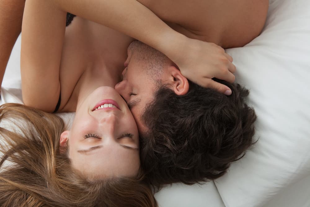<b>LEO</b>
<br>Necesita sentirse adorado, querido, amado. Le gusta ser cortejado, que desde las palabras lo exciten, le llamen, estimulen. Todo debe hacerse como un Leo desee y quiera. Siempre se entrega con pasión, confianza y mucha pasión.