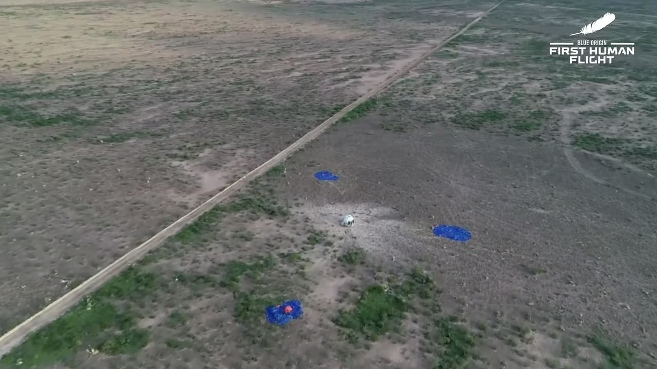 La cápsula con los tripulantes en el desierto. Blue Origin aún no vende pasajes al público. Los viajeros en los próximos vuelos serán los participantes en una subasta de 28 millones de dólares que se realizó el mes pasado para obras de beneficencia.