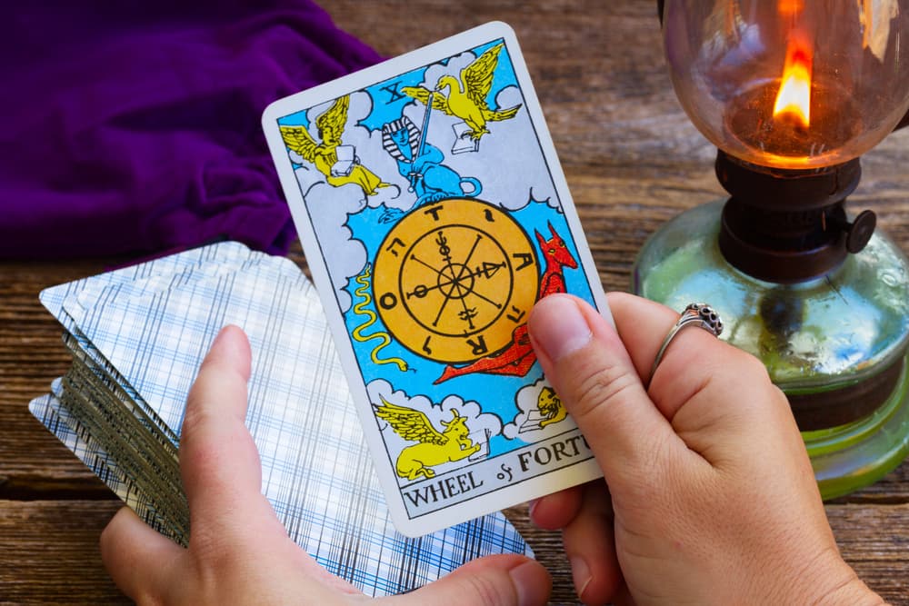En esta lectura, una carta te representa a ti. Otra a tu pareja, la tercera a la conexión que tengan entre ustedes. La cuarta y quinta, las fuerzas y debilidades de su relación. Si tu lectura es de seis cartas, la última te dirá el consejo o resultado de la consulta. Si es de siete, la carta adicional te dirá cuál es tu amor verdadero.