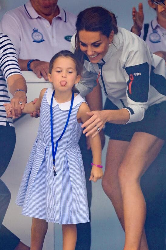 La princesa Charlotte saca la lengua.