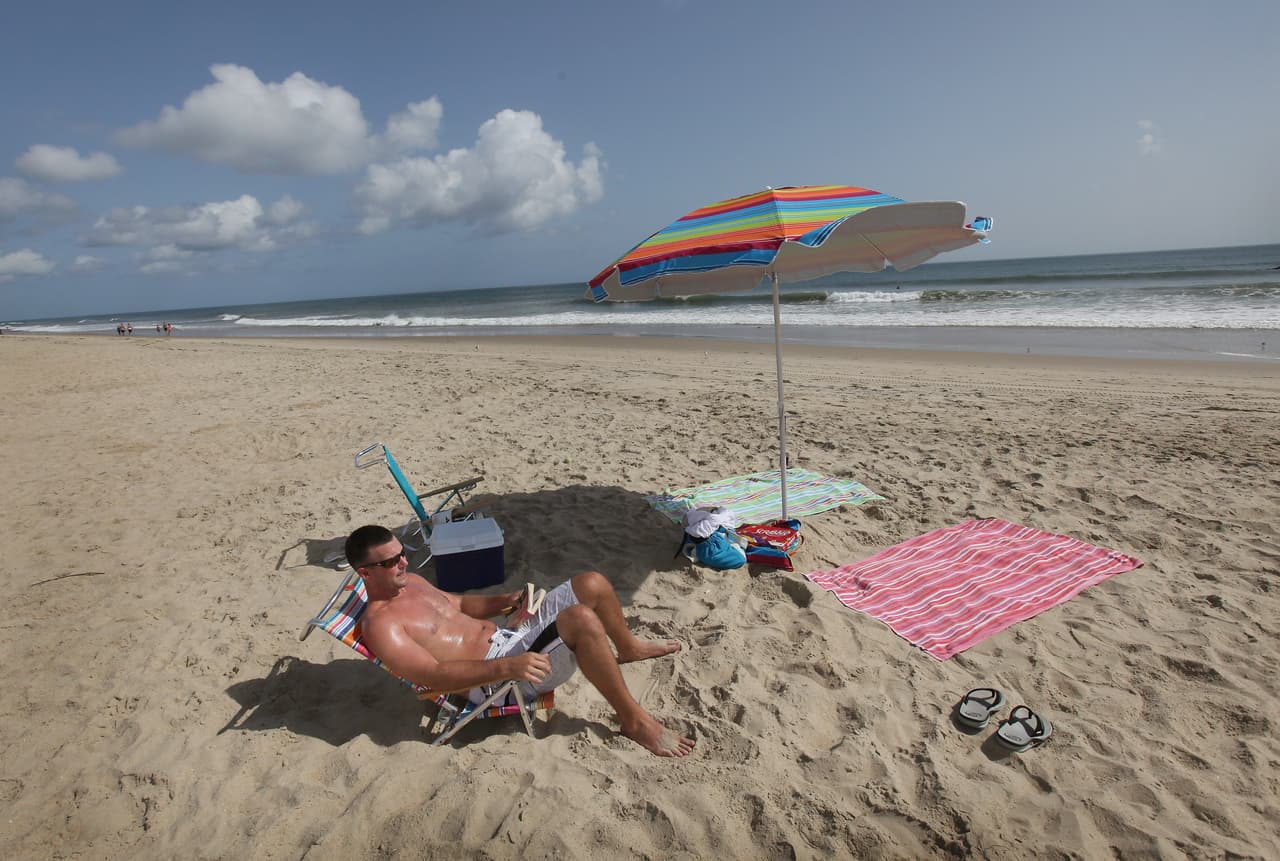 Las playas de Atlantic Beach también levantaron algunas de sus restricciones desde el viernes. El acceso a la costa fue reabierto a los residentes de Atlantic Beach y del condado de Carteret.