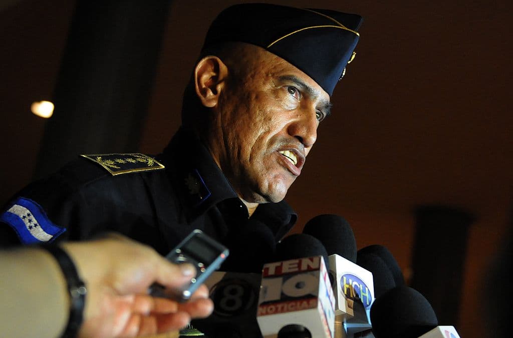 El Director Nacional de la Policía de Honduras, Juan Carlos Bonilla, responde a preguntas de la prensa en Tegucigalpa el 24 de mayo de 2012.