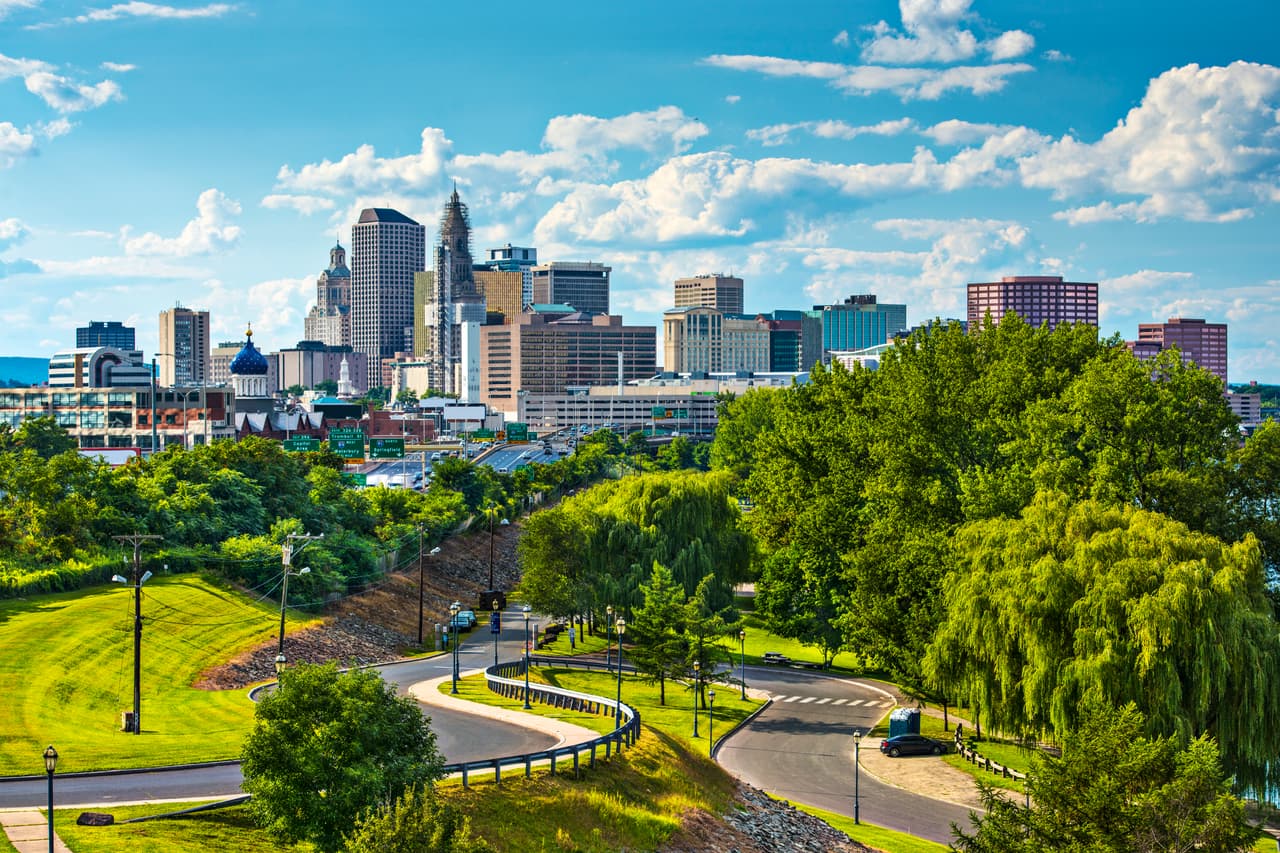 <h3 class="cms-H3-H3">11. Connecticut</h3>
<br>
<br>💊 
<b>Esperanza de vida (2020): </b>78.4 años (empate).
<br>
<br>💊 
<b>Modificación con respecto a 2019:</b> -1.9%
<br>
<br>💊 
<b>Porcentaje de personas sin seguro médico: </b>5.1%
<br>
<br>💊 
<b>Población:</b> 3,570,549
<br>