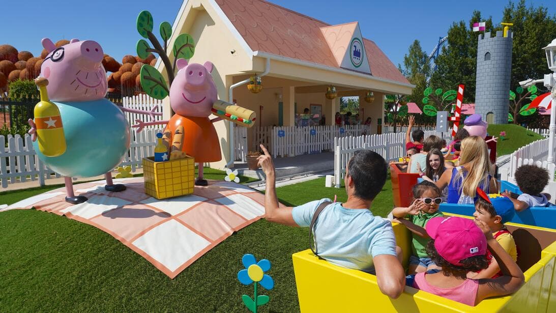 Ubicado
<b> </b>a unas 10 millas 
<b>al norte de Fort Worth</b>, el Peppa Pig Theme Park será 
<b>el segundo de su tipo, siguiendo la apertura del parque original en <a href="https://g.co/kgs/UKG2D7e" target="_blank">Winter Haven, Florida</a></b>, en 2022. Este nuevo parque 
<b>ofrecerá <a href="https://www.univision.com/local/dallas-kuvn/peppa-pig-parque-tematico-north-richland-hills-texas-atracciones-ubicacion-fotos" target="_blank">una variedad de atracciones familiares, incluyendo montañas rusas</a>, áreas de juegos, un área de chapoteo y un sendero natural.</b>