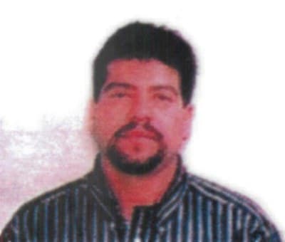 El FBI está ofreciendo una recompensa de hasta $10,000 por información que conduzca a la ubicación y captura de 
<b>Mauro Ociel Valenzuela-Reyes</b>, quien es buscado por su responsabilidad en el accidente del vuelo 592 de ValuJet Airlines en 1996. Las autoridades creen que puede estar en Chile, Perú, Argentina, Brasil o Bolivia.