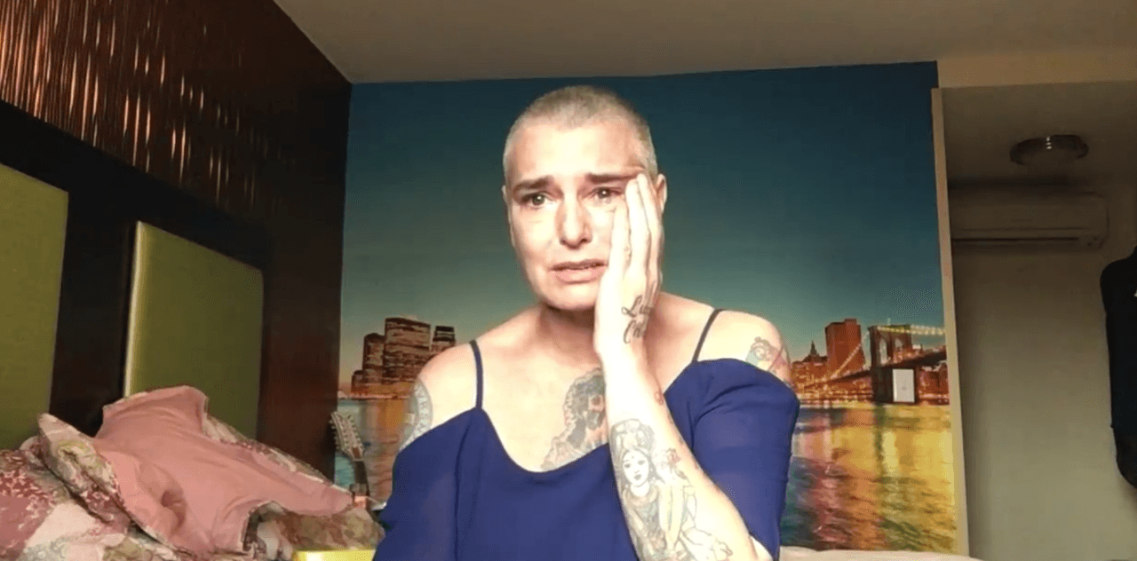 Entre lágrimas, la cantante
<b> Sinead O’Connor</b> confesó estar batallando con enfermedades mentales que
<a href="http://http://www.univision.com/noticias/salud-mental/la-cantante-sinead-oconnor-confiesa-en-un-inquietante-video-que-tiene-pensamientos-suicidas"> le han hecho considerar el suicidio</a>. “Publico este video no para mí, sino porque sé que soy una de millones y millones de personas que están como yo y que no necesariamente tienen los recursos que tengo en mi corazón o en mi billetera”, dijo en el post que publicó en Facebook y se hizo viral en cuestión de horas.