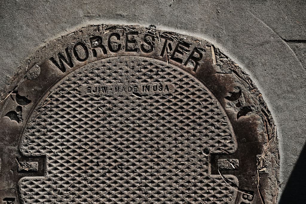 <h2 class="cms-H2-H2">3. Worcester, Massachusetts</h2>
<br>
<br>Según la encuesta de 
<i>Hire a Helper,</i> la población de Worcester creció casi un 12%, lo que la convierte en la metrópolis de más rápido crecimiento del noreste. Aunque el empleo descendió ligeramente, los ingresos aumentaron casi un 6% y el precio de la vivienda subió más de un 60% en los últimos cinco años.
<br>
<br>“Worcester está ganando reconocimiento como centro tecnológico y de ciencias de la vida, impulsado por las universidades locales y la inversión en biotecnología”, dice la encuesta.
<br>