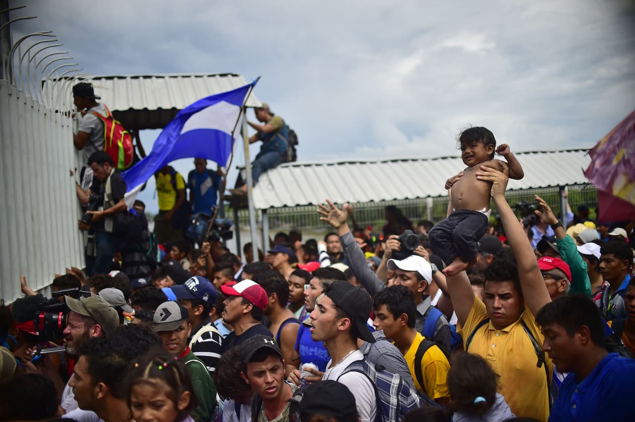 El grupo esperó frente a una nueva puerta, detrás de ella el territorio mexicano. Luego todo salió de control.