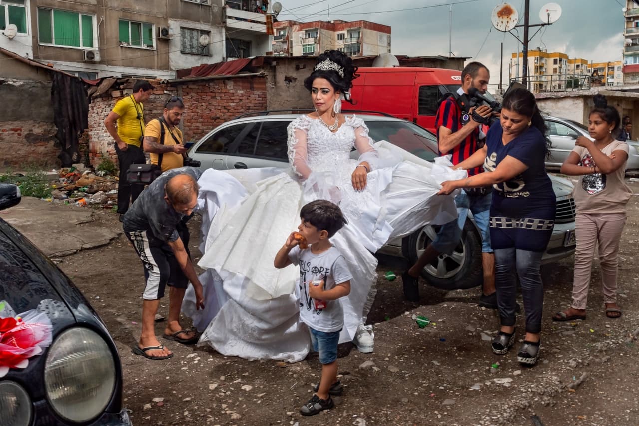<b>‘Zor’</b>
<br>
<br>Obtuvo el primer lugar en la categoría ‘rostros y personajes fascinantes’. “Una joven novia se está preparando para su boda en una calle del gueto romaní de Stolipinovo (Bulgaria)”, explicó el premio. 
<br>
<br>“En Europa las comunidades romaníes suman más de 11 millones de personas y el gueto de Stolipinovo, con alrededor de 40,000 personas, es el más poblado”, añadió.
<br>
<br>Además de este premio, Art Photo Travel es responsable de los concursos ‘Premio de Fotografía de Drones’ y ‘Premio de Fotografía Creativa', organizados cada año.