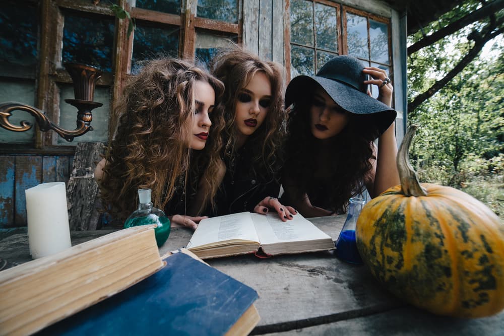 Kardec escribió varios libros que se han convertido en la guía de los llamados espiritistas kardecianos, un movimiento que continúa atrayendo a gentes interesadas en esos temas en diferentes partes del mundo.