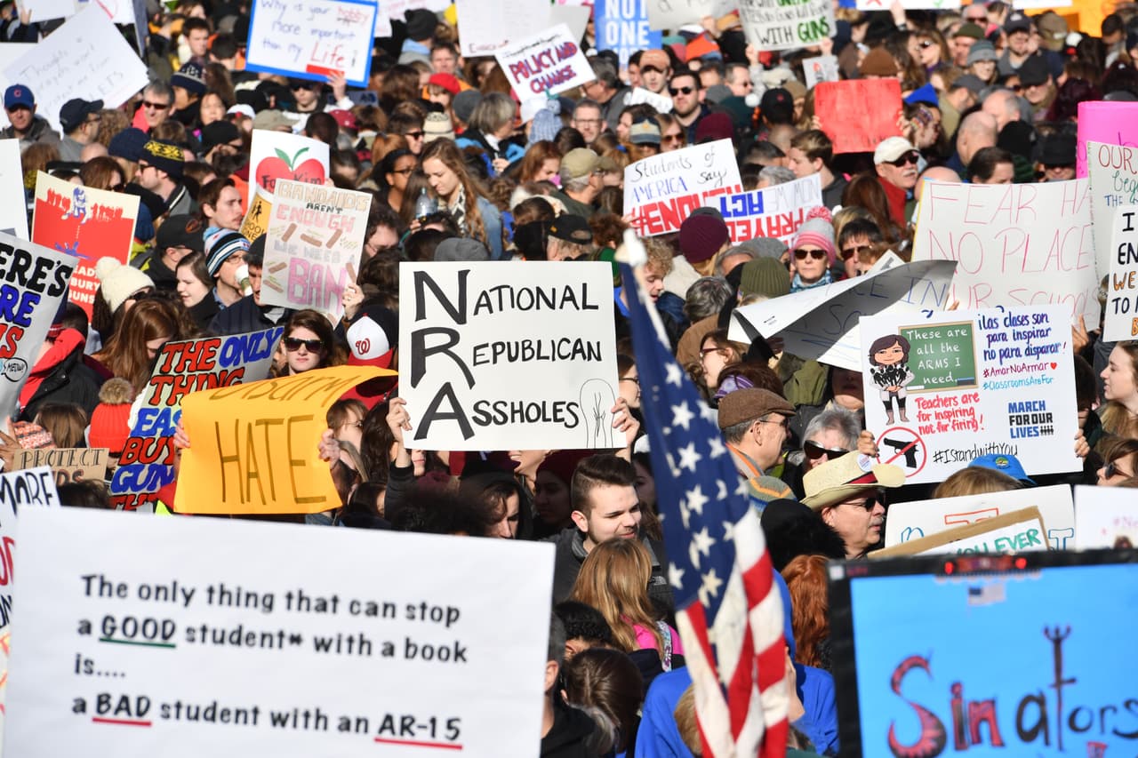 Muchos de los asistentes se han manifestado en contra de la Asociación Nacional del Rifle (NRA, por sus siglas en inglés).