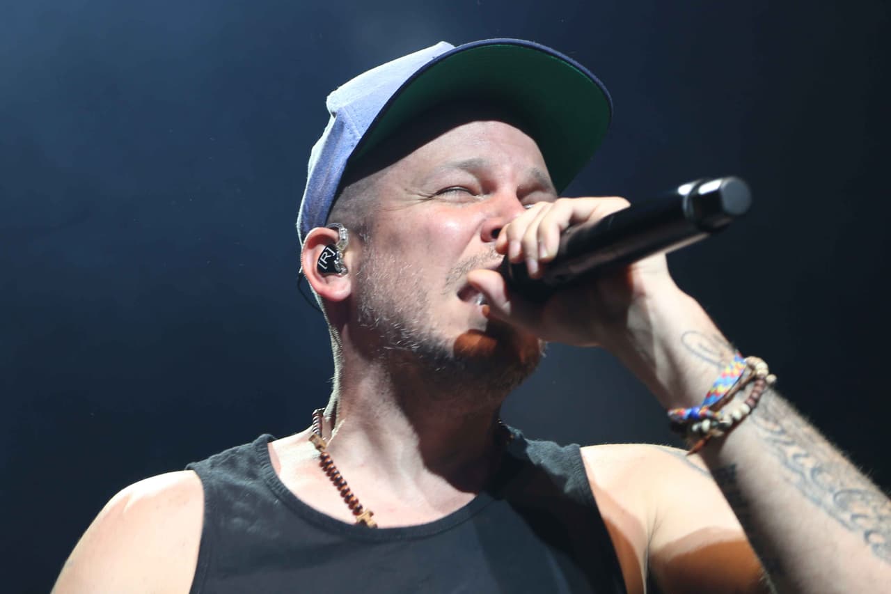 Residente rapeando.
