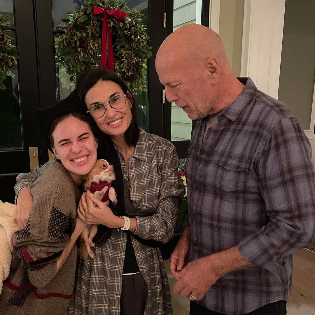 Tallulah compartió una fotografía en la que se le ve con Moore, Willis, y su perro, Pilaf. “Amo a mis papás y a mi familia”, escribió ella en la descripción. 
<br>