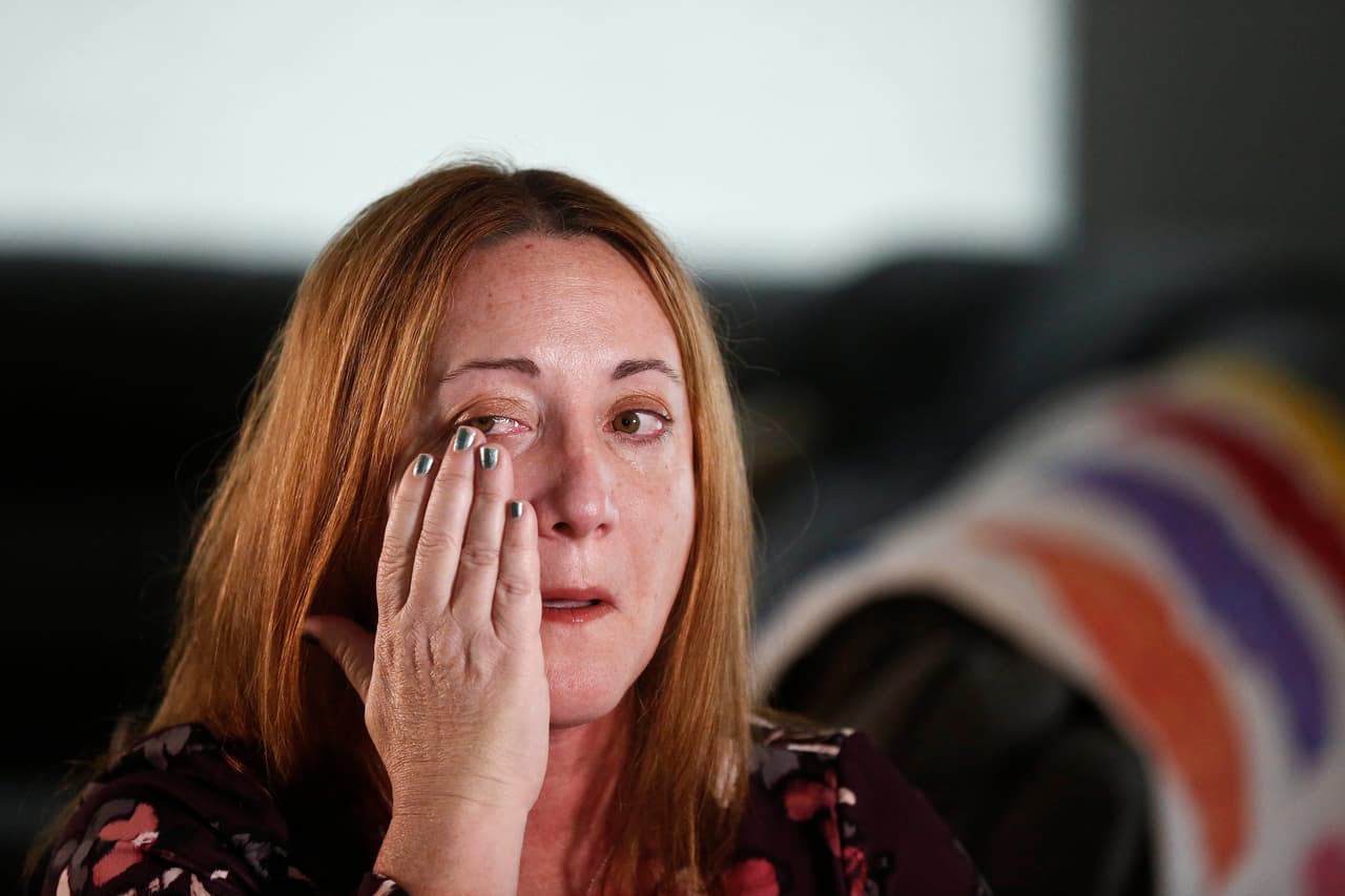 “Su cuerpo estaba muy frío", recuerda Alhadeff del momento en que por fin pudo ver a su hija. Intentó calentar sus manos "para devolverle la vida" y le cortó mechones de su cabello. Luego le pidió a su esposo que la llevara al parque cercano a la escuela donde se habían reunido los estudiantes y los medios de comunicación, allí se acercó a los reporteros: su testimonio fue visto por todo el país.