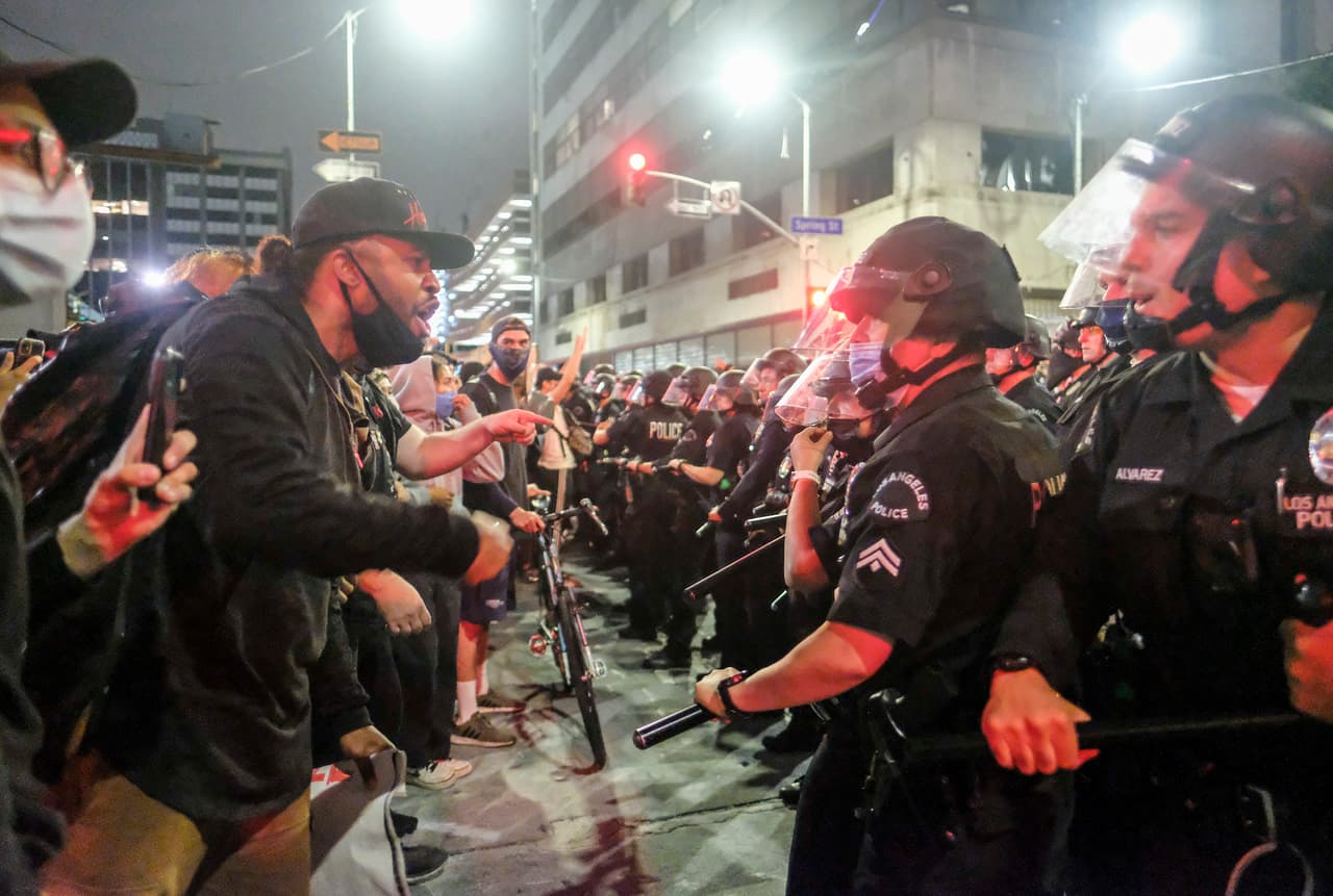 Las protestas de Black Lives Matter se están desarrollando en diversas ciudades de Estados Unidos luego de que 
<b>cuatro oficiales de Minneapolis, Minnesota, fueran grabados <a href="https://www.univision.com/local/houston-kxln/george-floyd-el-hombre-que-crecio-en-houston-y-murio-en-un-incidente-con-la-policia-de-minneapolis">cuando sometían un hombre identificado como George Floyd</a>, de 46 años, quien fue sofocado mortalmente el pasado lunes.</b>