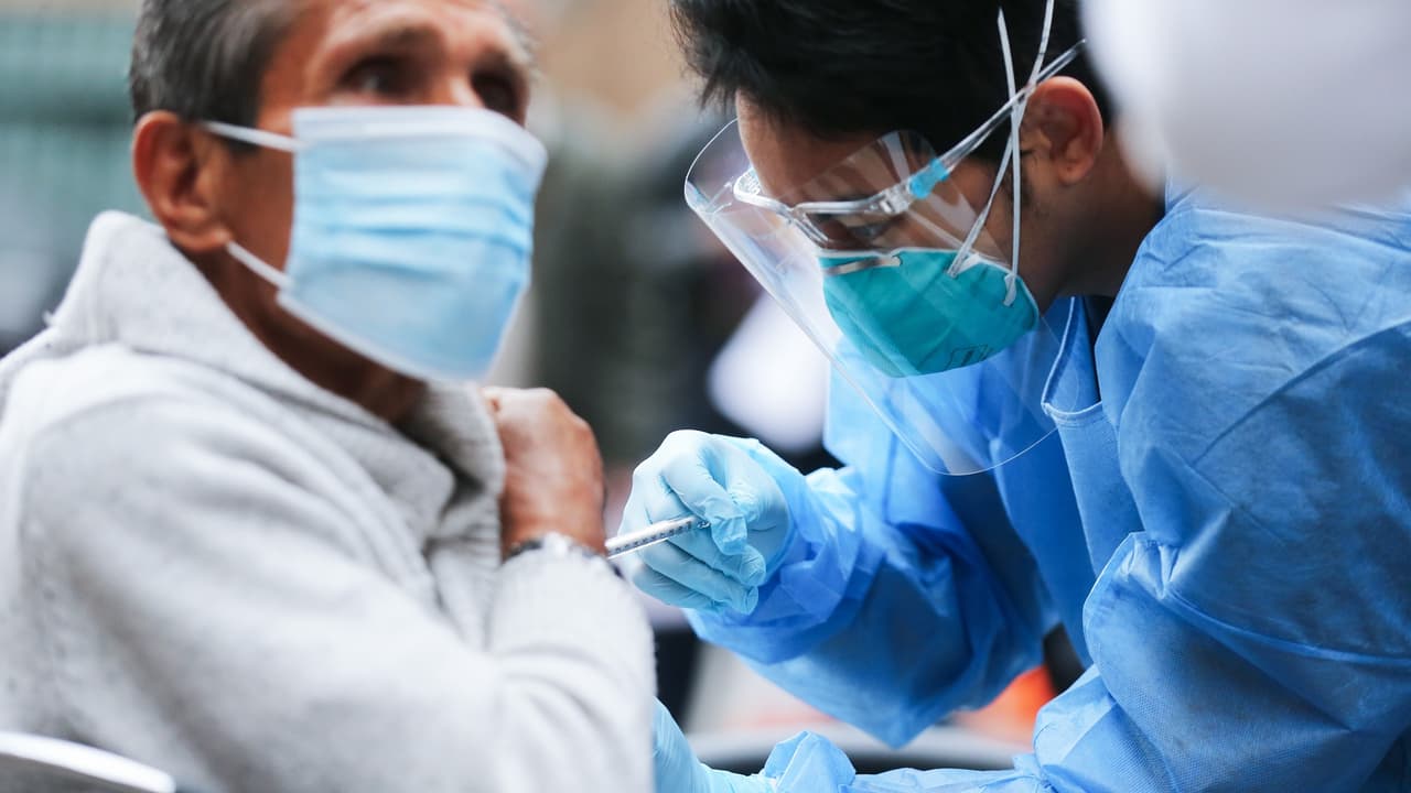 "Las hospitalizaciones por coronavirus y la tasa de transmisión comunitaria están aumentando una vez más. Esto significa que nuestras unidades de cuidados intensivos se están llenando y que la atención de emergencia podría verse comprometida para los pacientes con covid-19 y sin covid-19. Debemos actuar ahora para proteger a ambos". dijo el alcalde de Austin Steve Adler.