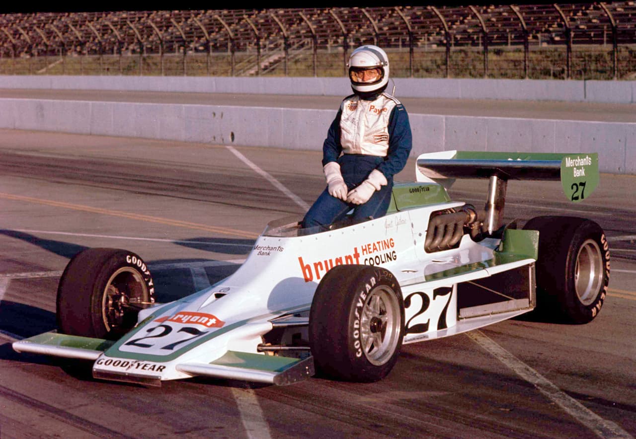 <b>Janet Guthrie, primera mujer en pilotear un auto en la carrera en las 500 millas de Indianápolis.</b> La hazaña la logró en 1977 y también pudo participar en las 500 Millas de Daytona, ese mismo año.