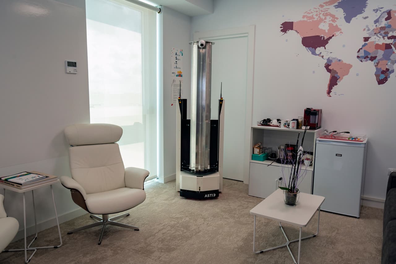 <b>ZENZOE, el robot español antibacterial.</b> Su estructura y funcionalidades son similares a las del UVD danés. Este androide, diseñado en España, elimina virus y bacterias de hospitales, oficinas, hoteles, entornos educativos, y otros utilizando luz ultravioleta. 
<br>