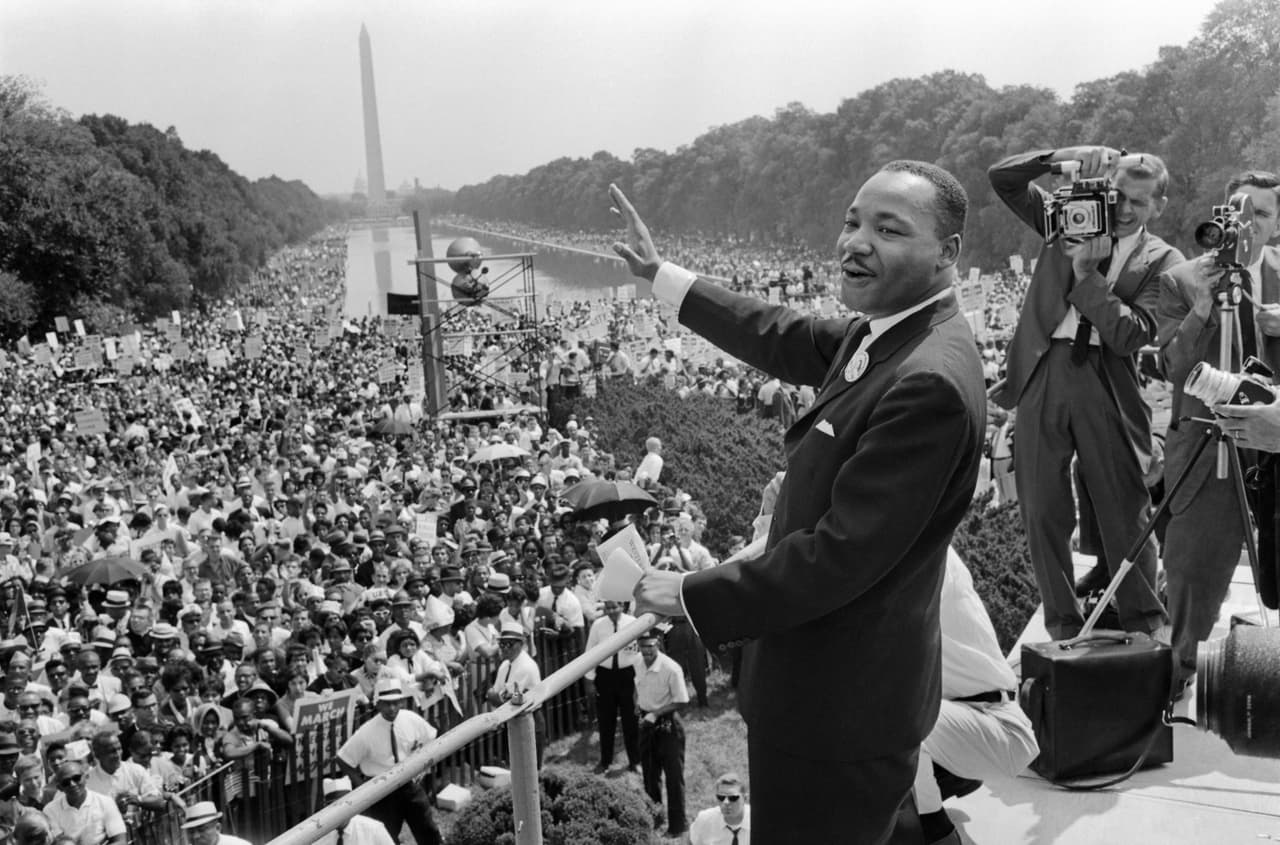 Martin Luther King Jr el 28 de agosto de 1963, en el mismo lugar de la manifestación de hoy. Al año siguiente de esta movilización fue aprobada la ley de derechos civiles.
