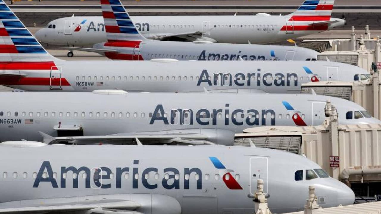 Recuerda los estacionamientos de la terminal, East Economy y el área de estacionamiento Express Pay de 24th Street se pueden reservar con anticipación en 
<a href="https://www.skyharbor.com/parking/" target="_blank">skyharbor.com/parking</a>. Sin gastos de cambio ni gastos de cancelación hasta una hora antes de la hora.