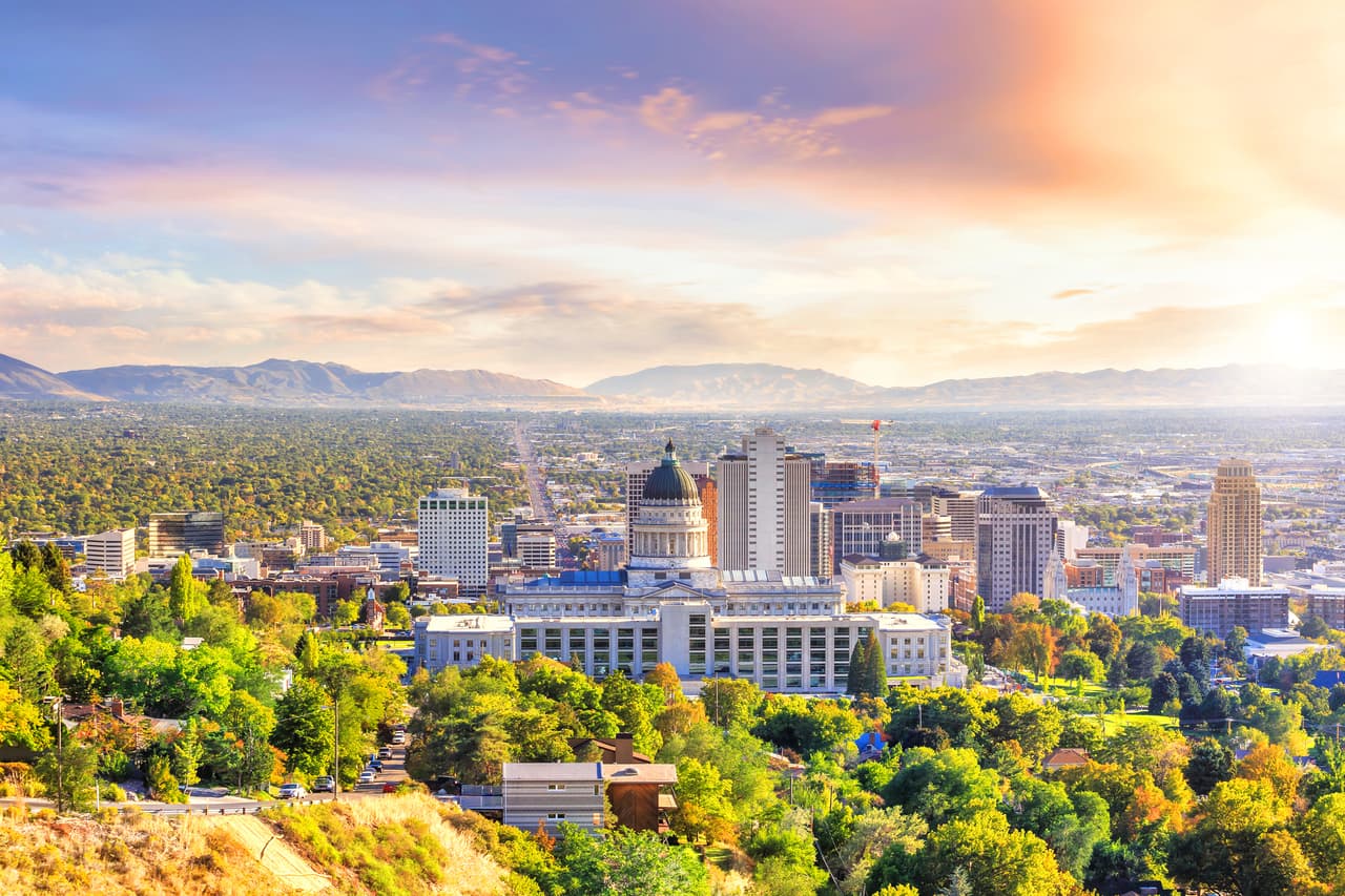 <b>Salt Lake City, Utah</b>
<br>
<br>Días promedio de las viviendas en el mercado: 1X.
<br>
<br>Precio promedio de cotización: dólares.
<br>
<br>Ofertas activas en julio de 2021: 1,051.
<br>
<br>Tamaño promedio de las viviendas en venta: 2,495 pies cuadrados.
<br>