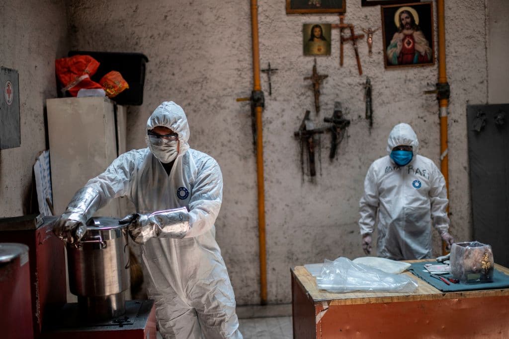 Empleados usan equipo de protección mientras trabajan en el crematorio de Azcapotzalco. 
<br>
<br>