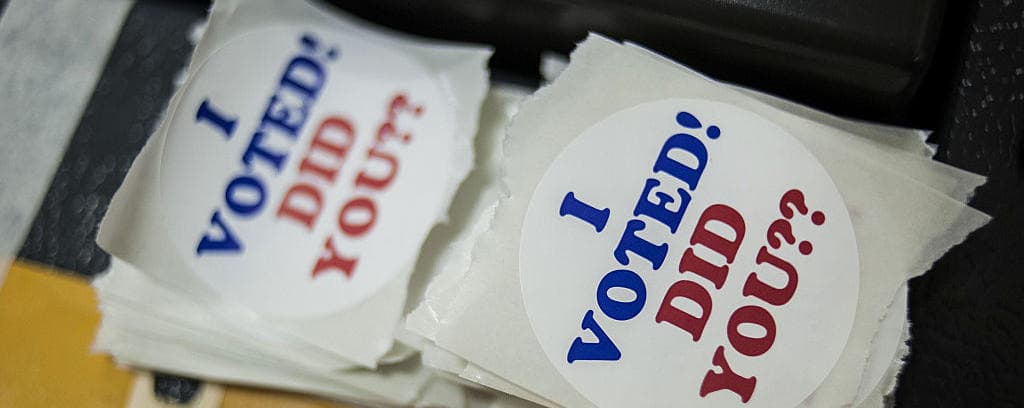 2.
<b> Aprende sobre cada candidato</b>. La pagina 
<a href="https://www.politifact.com/" target="_blank">Politifact</a> ha publicado varias guías sobre las propuestas de 
<a href="https://www.politifact.com/article/2020/oct/06/joe-biden-issues-politifact-guide/" target="_blank">Joe Biden</a> y 
<a href="https://www.politifact.com/article/2020/oct/06/donald-trump-issues-politifact-guide/" target="_blank">Donald Trump</a>. También puedes visitar la pagina de 
<a href="https://www.donaldjtrump.com/media/trump-campaign-announces-president-trumps-2nd-term-agenda-fighting-for-you/" target="_blank">cada</a> 
<a href="https://joebiden.com/joes-vision/" target="_blank">candidato</a> para leer sobre sus propuestas.