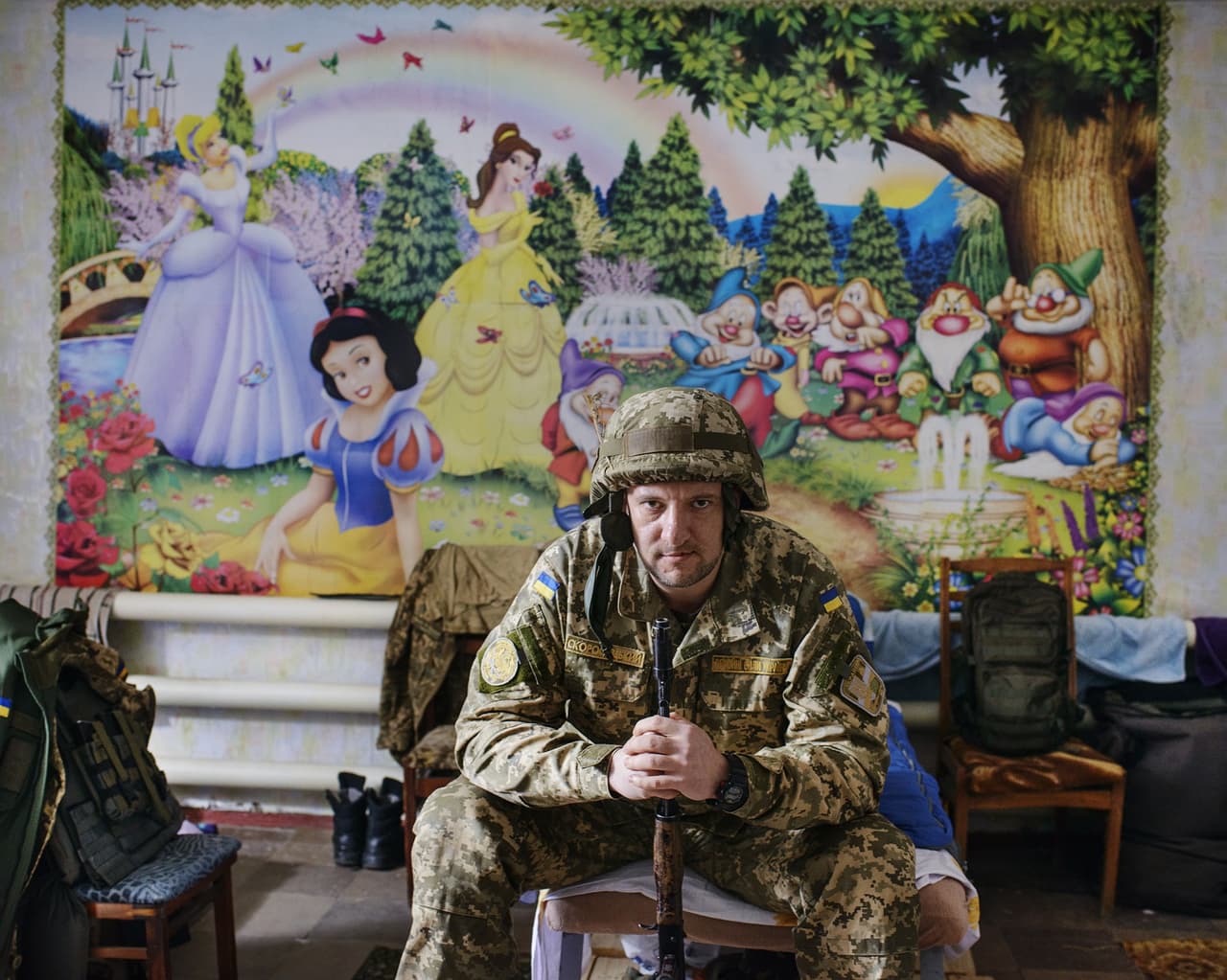 Volodymyr, un oficial de prensa de las Fuerzas Armadas de Ucrania, en el dormitorio de la oficina de prensa de la Brigada 72, que antes había sido un centro de cuidado de niños, en Donbas, Ucrania. En esa ocasión, en 2013, el Ejército ucraniano logró defender con éxito la ciudad de las fuerzas separatistas.